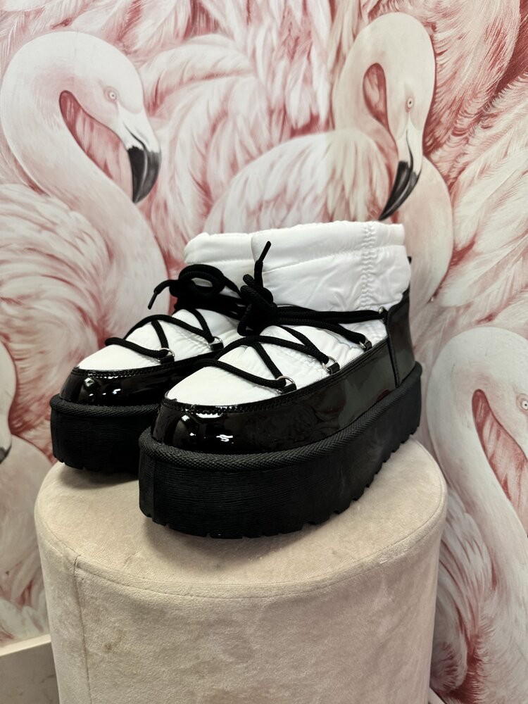 BLACK WHITE SNOWBOOTS