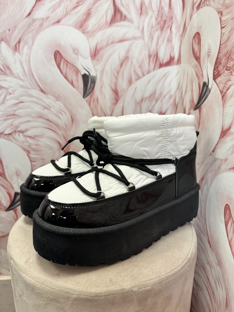 BLACK WHITE SNOWBOOTS