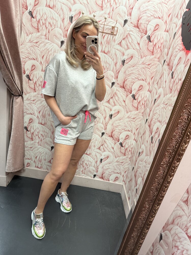 DAMES SET LIFE ISN'T PERFECT