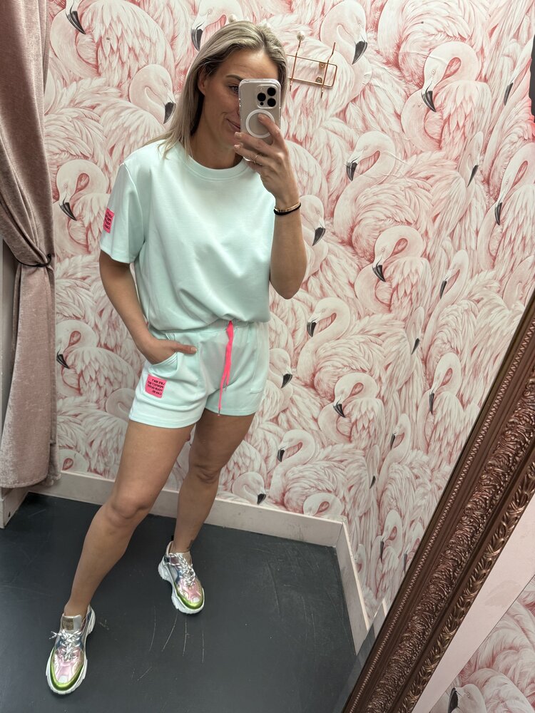 DAMES SET LIFE ISN'T PERFECT