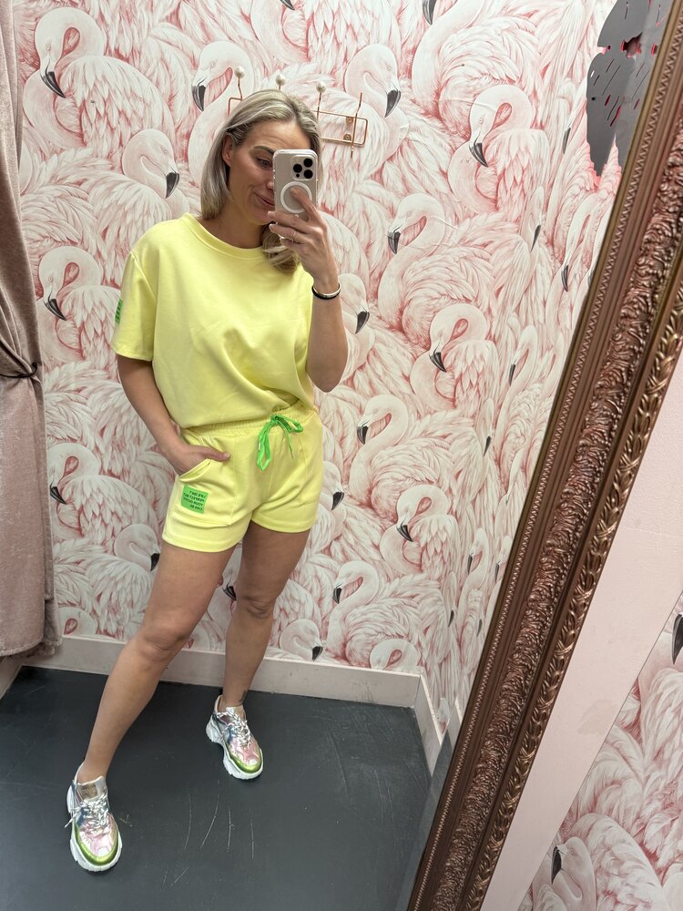 DAMES SET LIFE ISN'T PERFECT