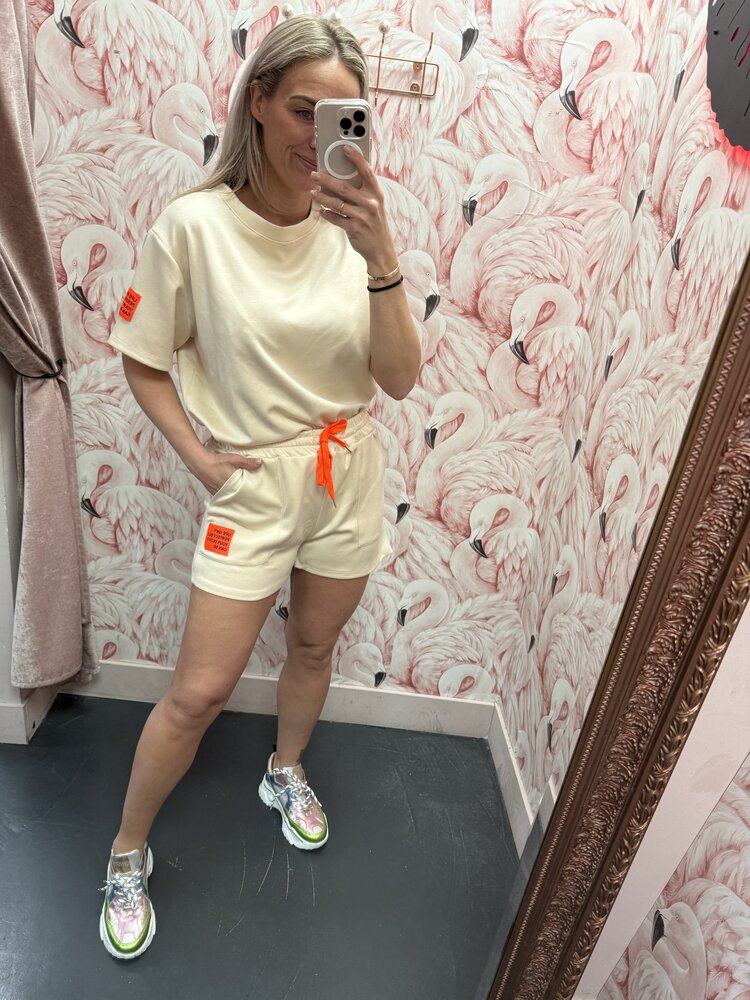 DAMES SET LIFE ISN'T PERFECT