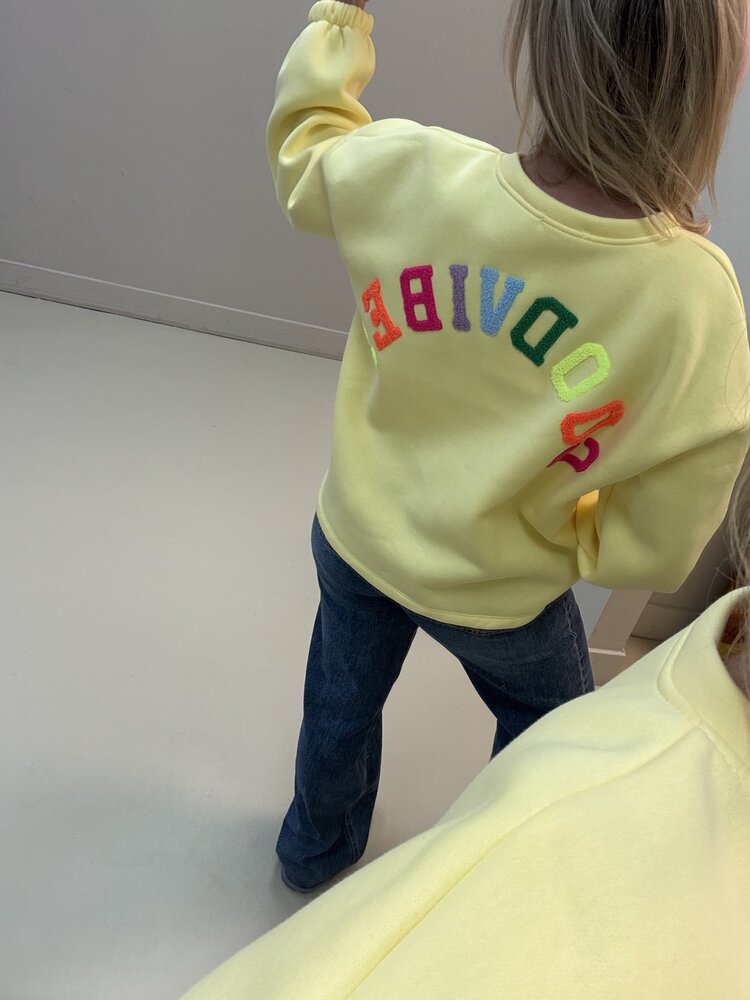 DAMES SWEATER GOOD VIBES GEEL