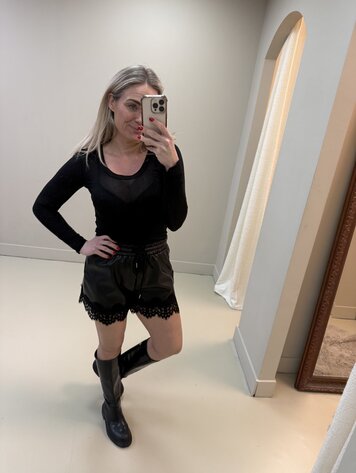 DAMES PU-SHORT KANT ZWART