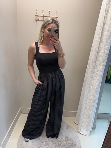 TOP VIERKANT HALS ZWART