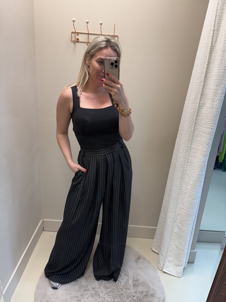 TOP VIERKANT HALS ZWART