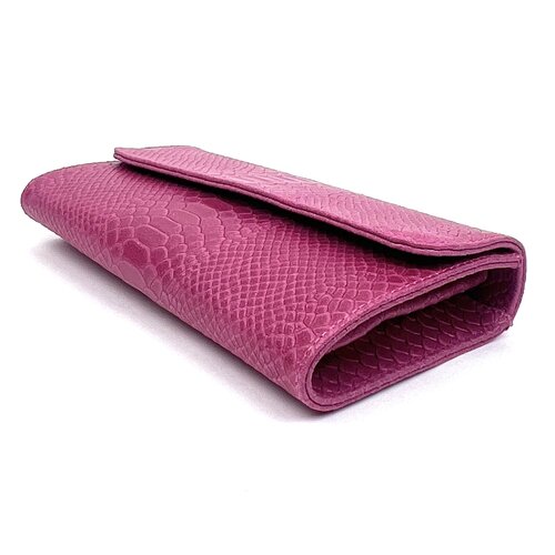 Fuchsia clutch van leer met slangenreliëf