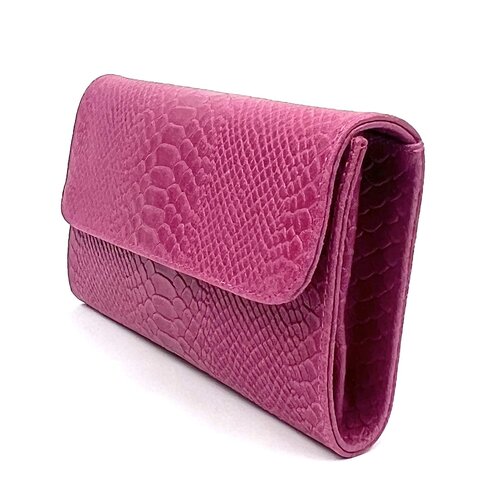 Fuchsia clutch van leer met slangenreliëf