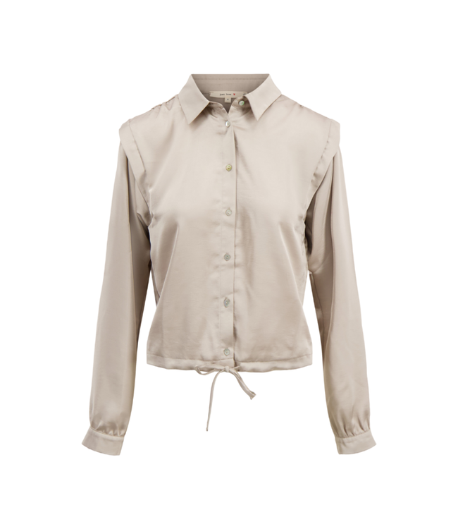 Zusss Satijnen Blouse met Schouderdetail - Beige