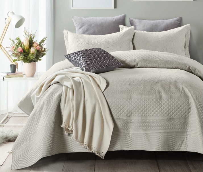 Bedsprei Charlene - crème - Inclusief 2 kussenslopen 60x70 cm