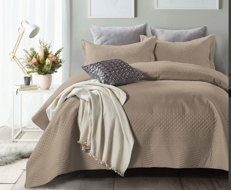Dreamhouse bedsprei Charlene - taupe - Inclusief 2 kussenslopen 60x70 cm