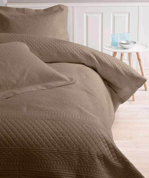 Dreamhouse bedsprei Charlene - taupe - Inclusief 2 kussenslopen 60x70 cm