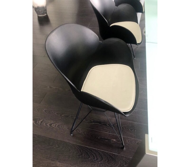 BNO Dalhia stoel showroommodel 8 stuks Dalhia stoel showroommodel 8 stuks