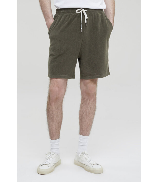 Closed shorts dried basil