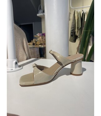 March 23 Manon Sage vernis Sandal