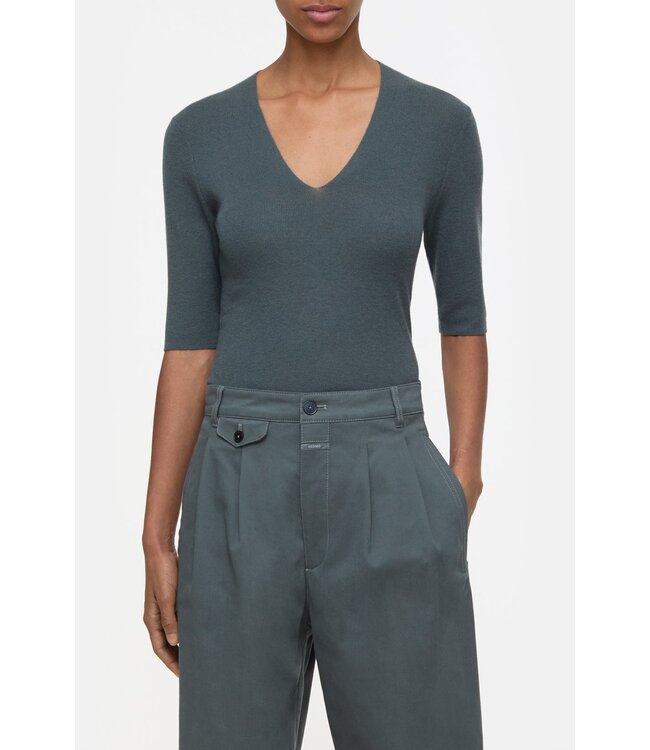 Closed Slim vneck short sleeve pini green