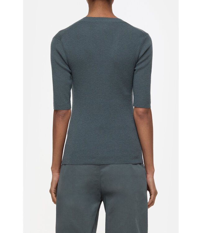 Closed Slim vneck short sleeve pini green