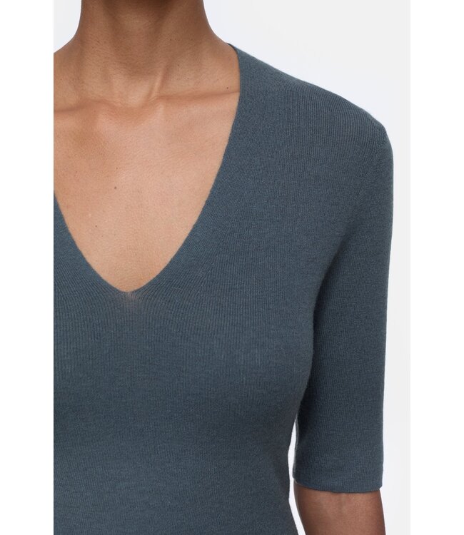 Closed Slim vneck short sleeve pini green