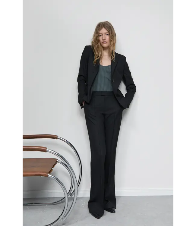 Closed Denair 100 Black