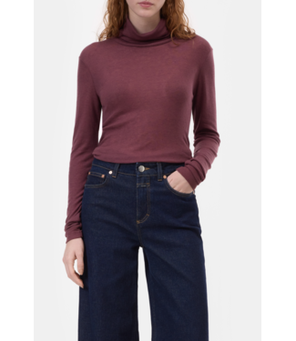 Closed Turtle Neck Dark Raisin Red