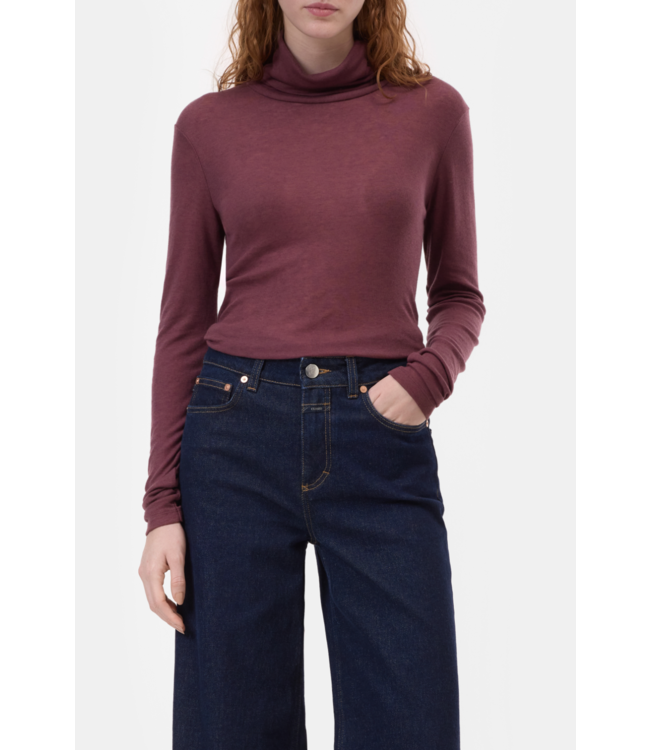Closed Turtle Neck Dark Raisin Red
