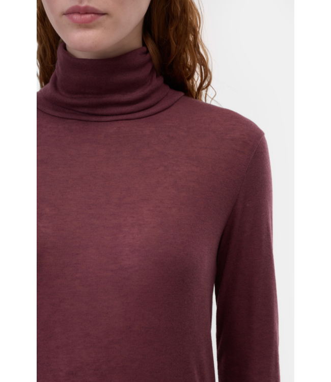 Closed Turtle Neck Dark Raisin Red