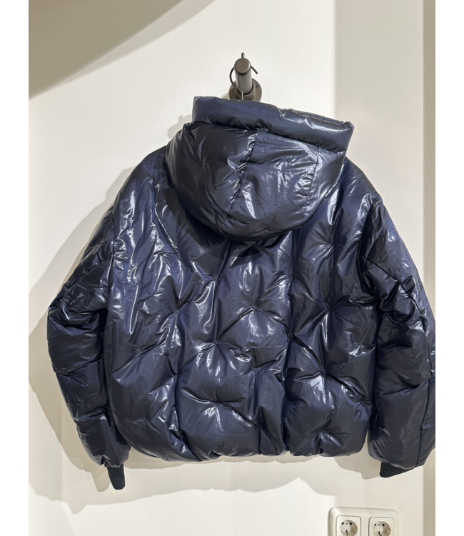 Krakatau Qw506 dark night