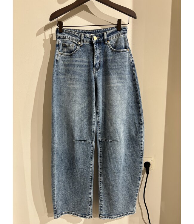 attire Barrel Jeans