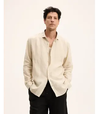 The GoodPeople Soho linen shirt sand 3000