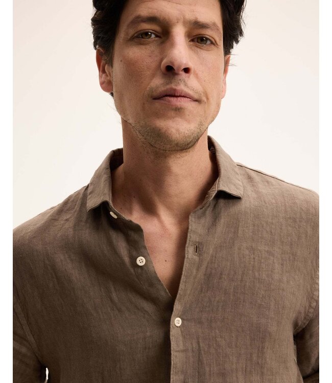 The GoodPeople Soho linen shirt earth 3300