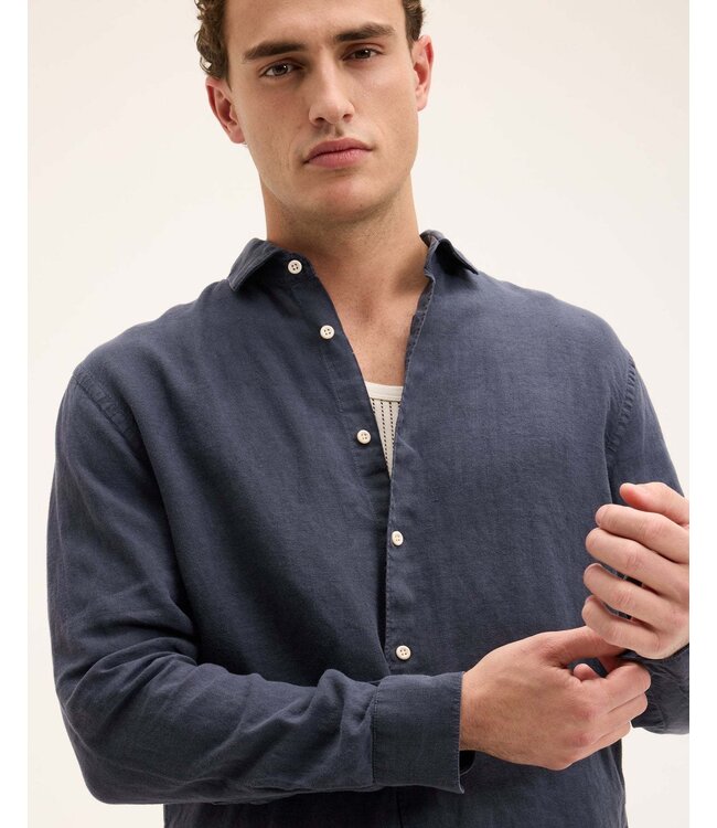 The GoodPeople Soho linen shirt stone blue 7100