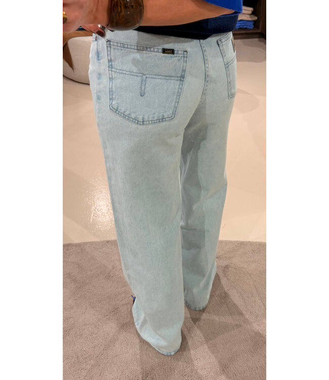 Lois Skater snow bleached