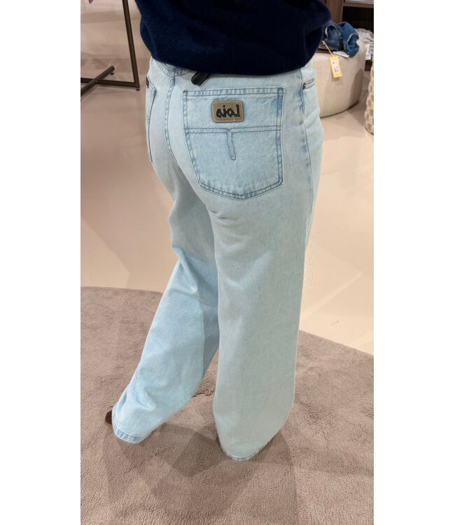 Lois Skater snow bleached