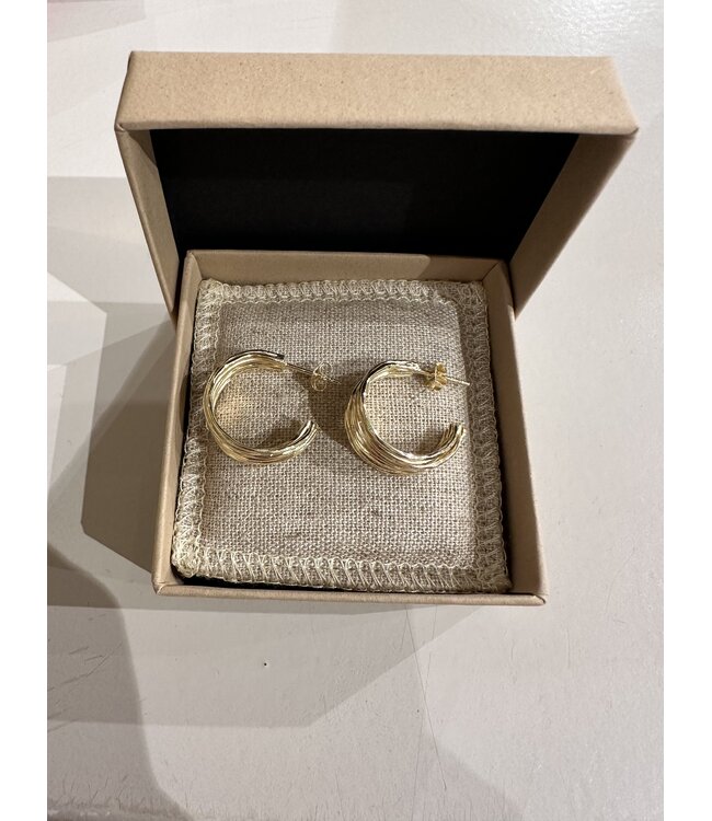 Betty Bogaers Copy of white pearl necklace gold