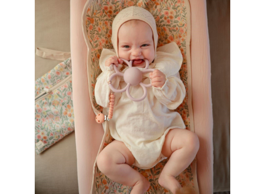 Daisy rattle teether - Soft lilac