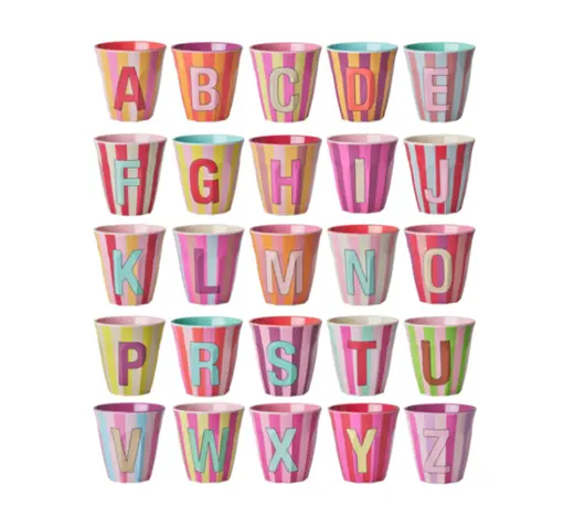 Alle benodigdheden voor kids om lekker te kunnen (leren) eten en drinken.