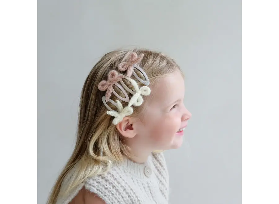 Granny knitted bow clic clacs