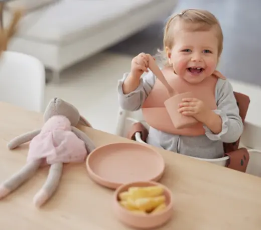 Alle benodigdheden voor kids om lekker te kunnen (leren) eten en drinken.