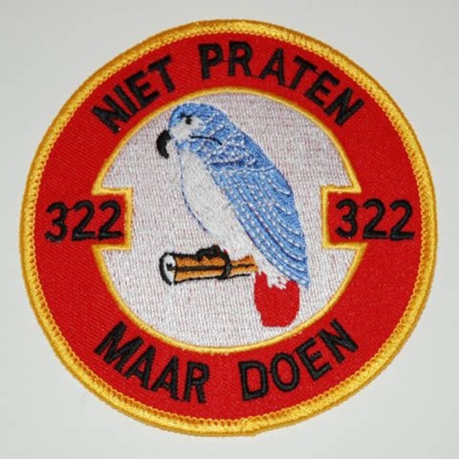 Embleem stof niet praten maar doen