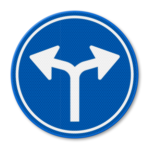 Verkeersbord RVV D07 - Verplichte rijrichting rechts of linksaf Verkeersbord RVV D07 - Verplichte rijrichting rechts of linksaf