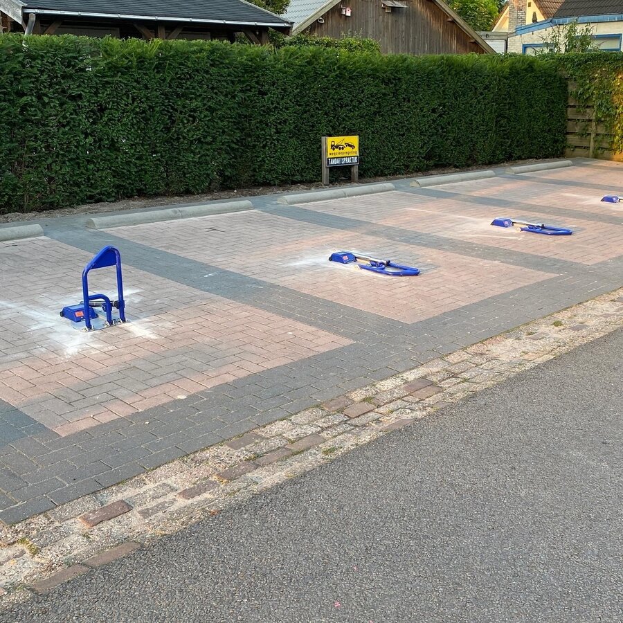 Parklio Automatische Parkeerbeugel - App bediening - Solar Parklio Automatische Parkeerbeugel - App bediening - Solar