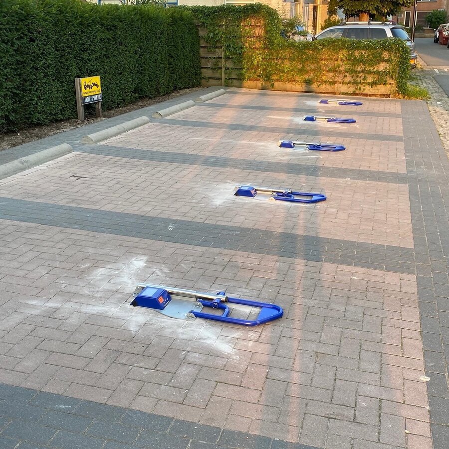 Parklio Automatische Parkeerbeugel - App bediening - Solar Parklio Automatische Parkeerbeugel - App bediening - Solar
