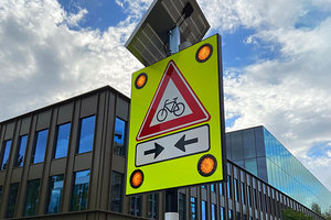 Solar LED Attentiebord met radar | J24 waarschuwing fietsers en bromfietsers Solar LED Attentiebord met radar | J24 waarschuwing fietsers en bromfietsers