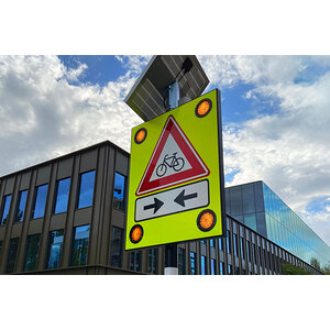 Solar LED Attentiebord met radar | J24 waarschuwing fietsers en bromfietsers Solar LED Attentiebord met radar | J24 waarschuwing fietsers en bromfietsers