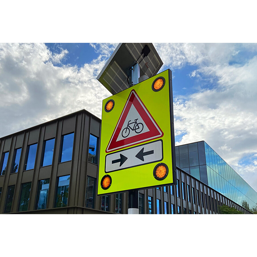 Solar LED Attentiebord met radar | J24 waarschuwing fietsers en bromfietsers Solar LED Attentiebord met radar | J24 waarschuwing fietsers en bromfietsers