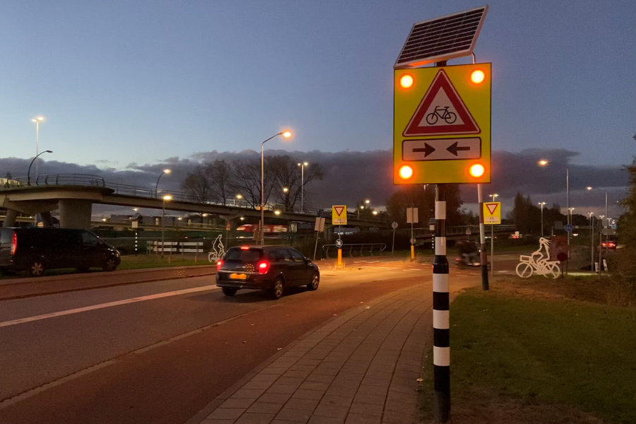 Solar LED Attentiebord met radar | J24 waarschuwing fietsers en bromfietsers