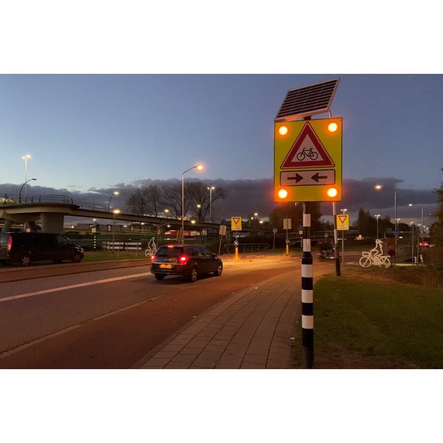 Solar LED Attentiebord met radar | J24 waarschuwing fietsers en bromfietsers Solar LED Attentiebord met radar | J24 waarschuwing fietsers en bromfietsers