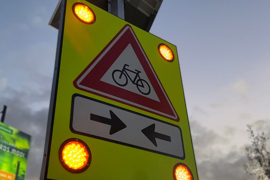 Solar LED Attentiebord met radar | J24 waarschuwing fietsers en bromfietsers