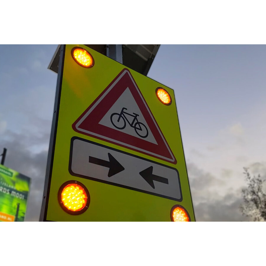 Solar LED Attentiebord met radar | J24 waarschuwing fietsers en bromfietsers Solar LED Attentiebord met radar | J24 waarschuwing fietsers en bromfietsers