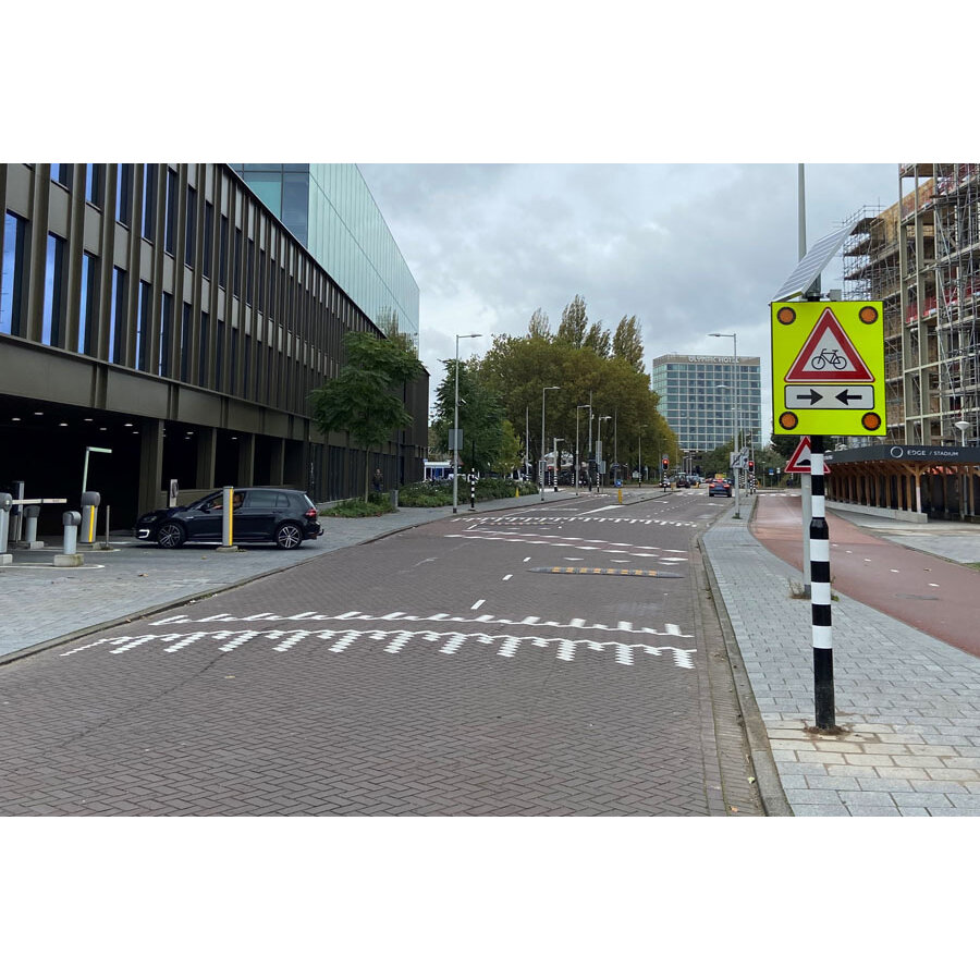 Solar LED Attentiebord met radar | J24 waarschuwing fietsers en bromfietsers Solar LED Attentiebord met radar | J24 waarschuwing fietsers en bromfietsers